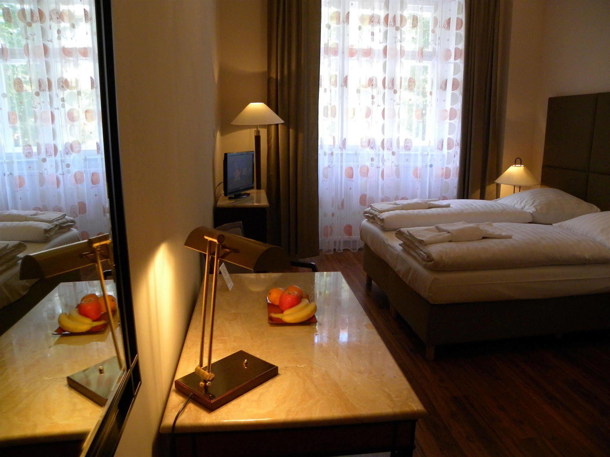Hotel-Pension Michele Берлин Экстерьер фото